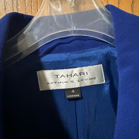 NEW Tahari Arthur S. Levine Women's 2-Piece Skirt Suit, Size 4 - Picture 3 of 4